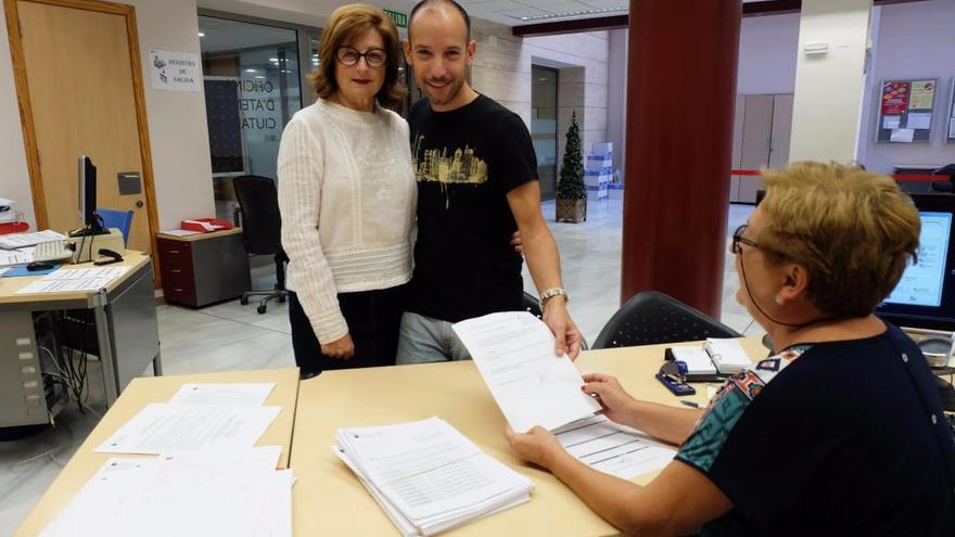 Óscar García, con la alcaldesa, presentando su escrito de dimisión.