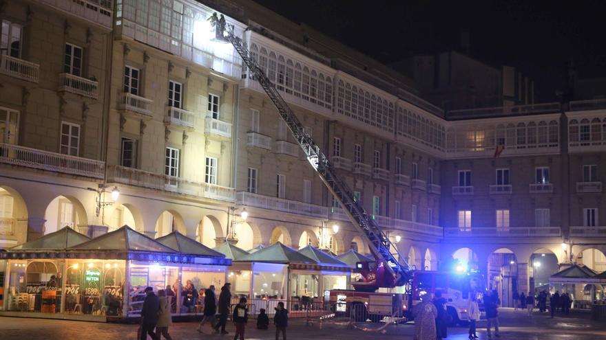 Los bomberos acuden a María Pita para evitar la caída de cascotes de un edificio