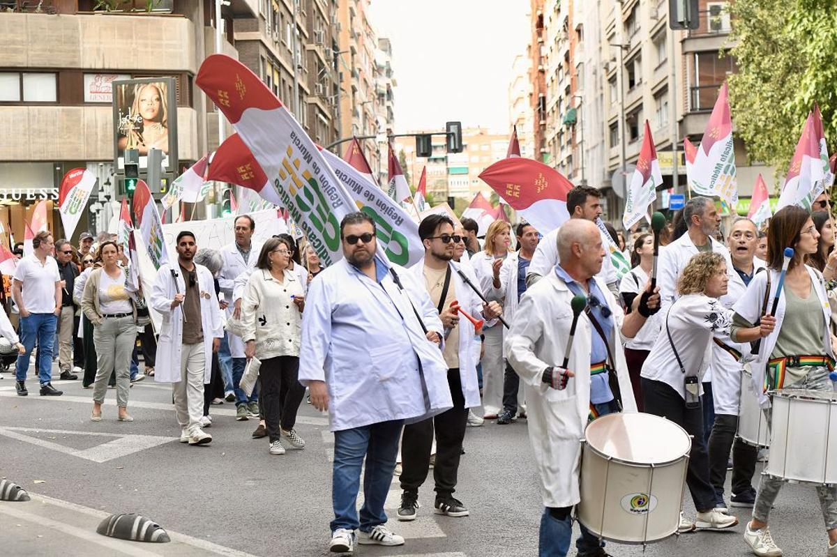Las imágenes de la protesta de médicos contra el Estatuto Marco este miércoles en Murcia