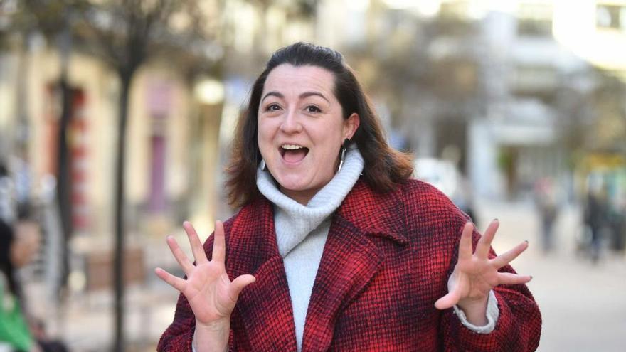 Lucía Veiga, en la calle Ángel Senra, en su barrio, Os Mallos. | // VÍCTOR ECHAVE