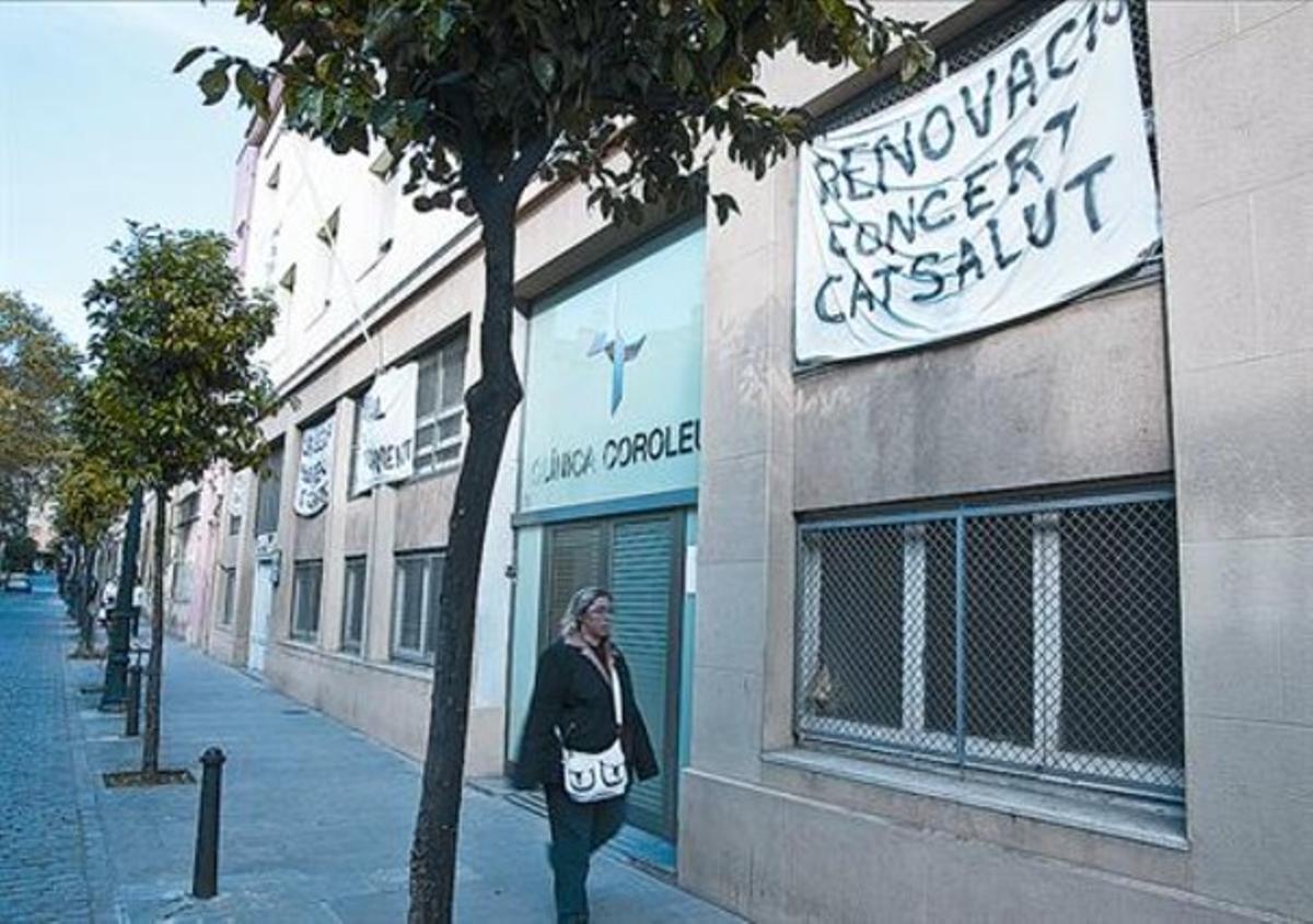 Façana de la Clínica Coroleu, forrada de llençols contra el tancament del centre, previst per a finals d’any.