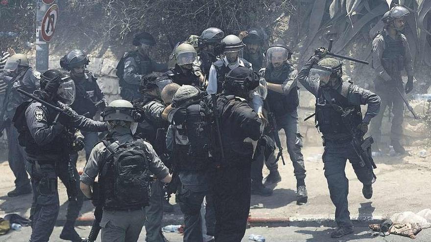 Policías israelíes detienen a un manifestante palestino durante los disturbios en Jerusalén. // Reuters