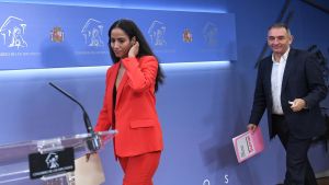 La diputada de Sumar, Tesh Sidi y el portavoz parlamentario de Izquierda Unida y diputado de Sumar, Enrique Santiago, en una imagen de archivo en el Congreso.