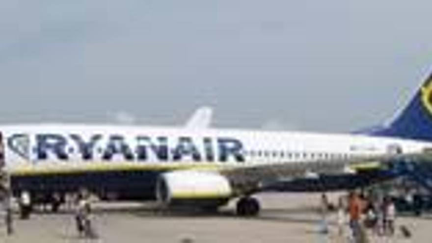 Ryanair reduce a la mitad su presencia en El Altet