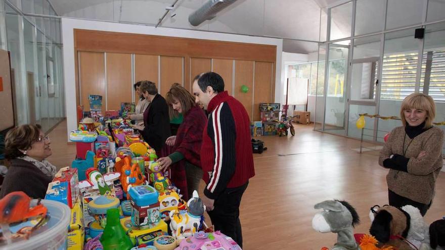 Vecinos en el mercadillo solidario organizado en el aula cultural La Plaza ayer por la mañana.