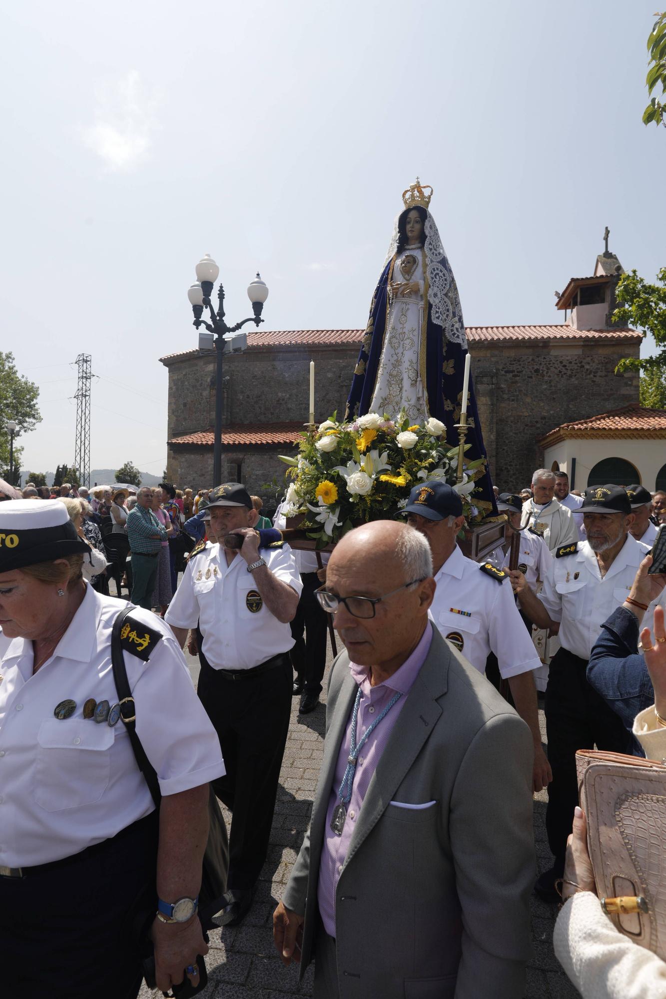 En imágenes: Tradicional rito del beso en la ermita de La Luz de Avilés