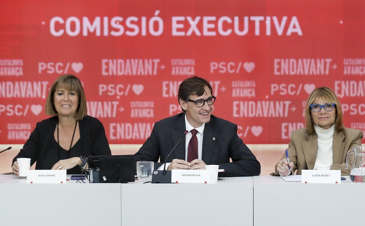 El líder del PSC, Salvador Illa, con Lluïsa Moret y Núria Marín, en la reunión de la dirección del partido este lunes El líder del PSC, Salvador Illa, con Lluïsa Moret y Núria Marín, en la reunión de la dirección del partido este lunes