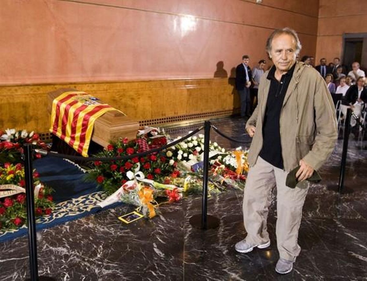 Joan Manuel Serrat visita la capella ardent de José Antonio Labordeta, instal·lada al palau de l’Aljafería de Saragossa. Joan Manuel Serrat visita la capella ardent de José Antonio Labordeta, instal·lada al palau de l’Aljafería de Saragossa.