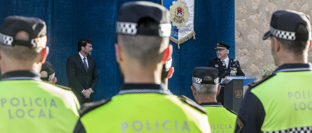 El alcalde de Alicante, Luis Barcala, y el jefe de la Policía Local, José María Conesa, se observan durante una celebración policial en el castillo