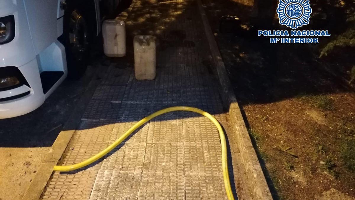 Imagen de la manguera con la que extrajeron el combustible