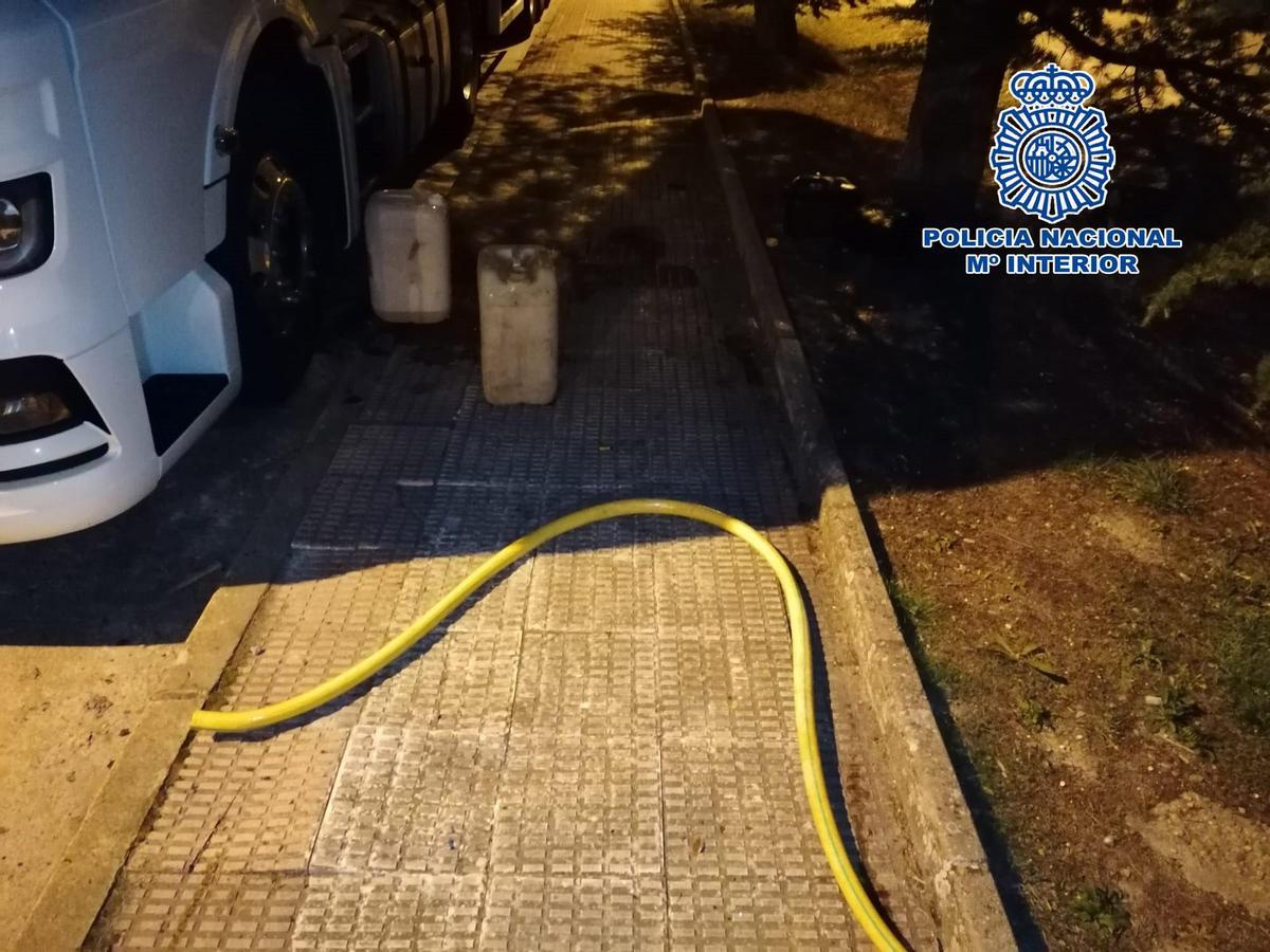 Imagen de la manguera con la que extrajeron el combustible