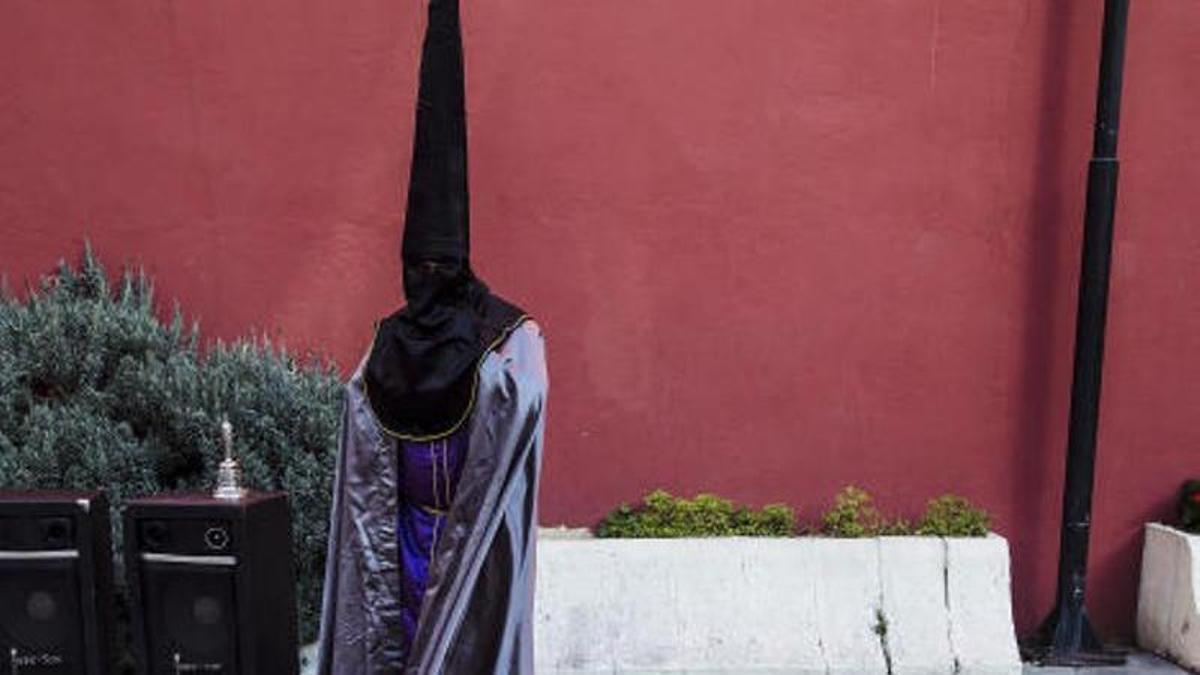 Momentos previos a la salida de la cofradía del Rescate el Martes Santo.