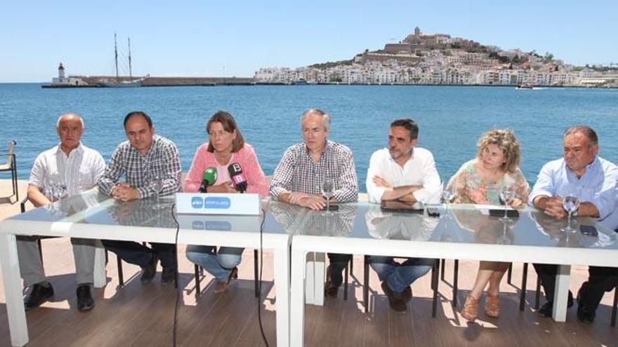 Los candidatos del PP, frente a la ciudad de Eivissa, ayer al mediodía.