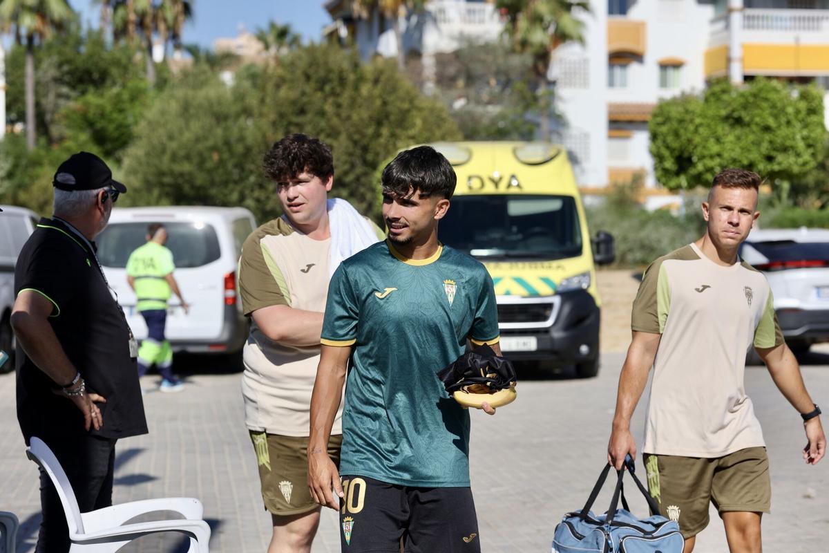 Kevin Medina, junto a parte del cuerpo técnico y médico del Córdoba CF en Marbella.