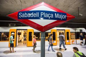 Ferrocarrils augmenta les freqüències de pas i converteix la línia Barcelona-Vallès en un metro