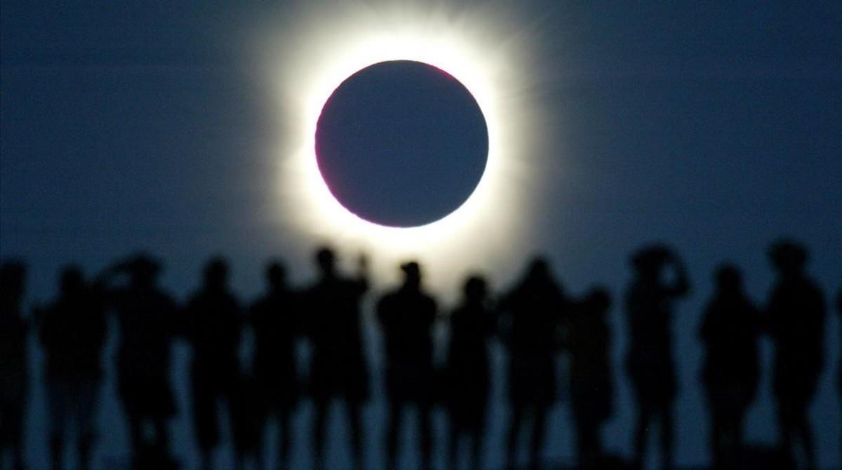 zentauroepp429500 tourists watch the sun being blocked by the moon during a so170815170707