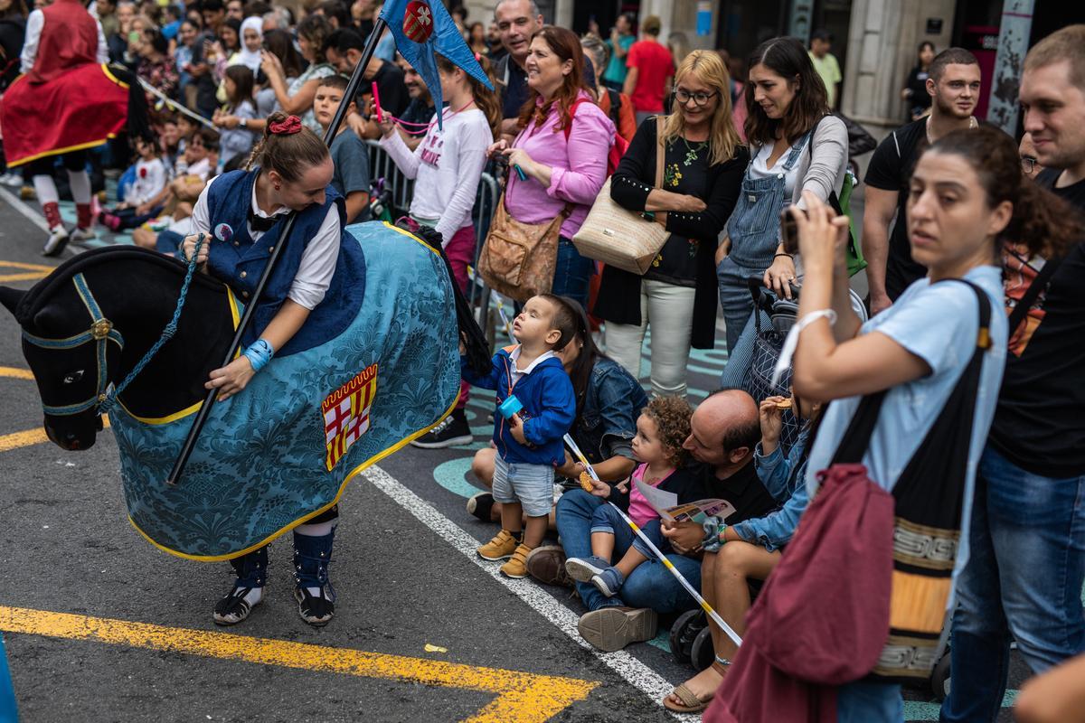 Ambiente en la cabalgata de las fiestas de la Mercè.