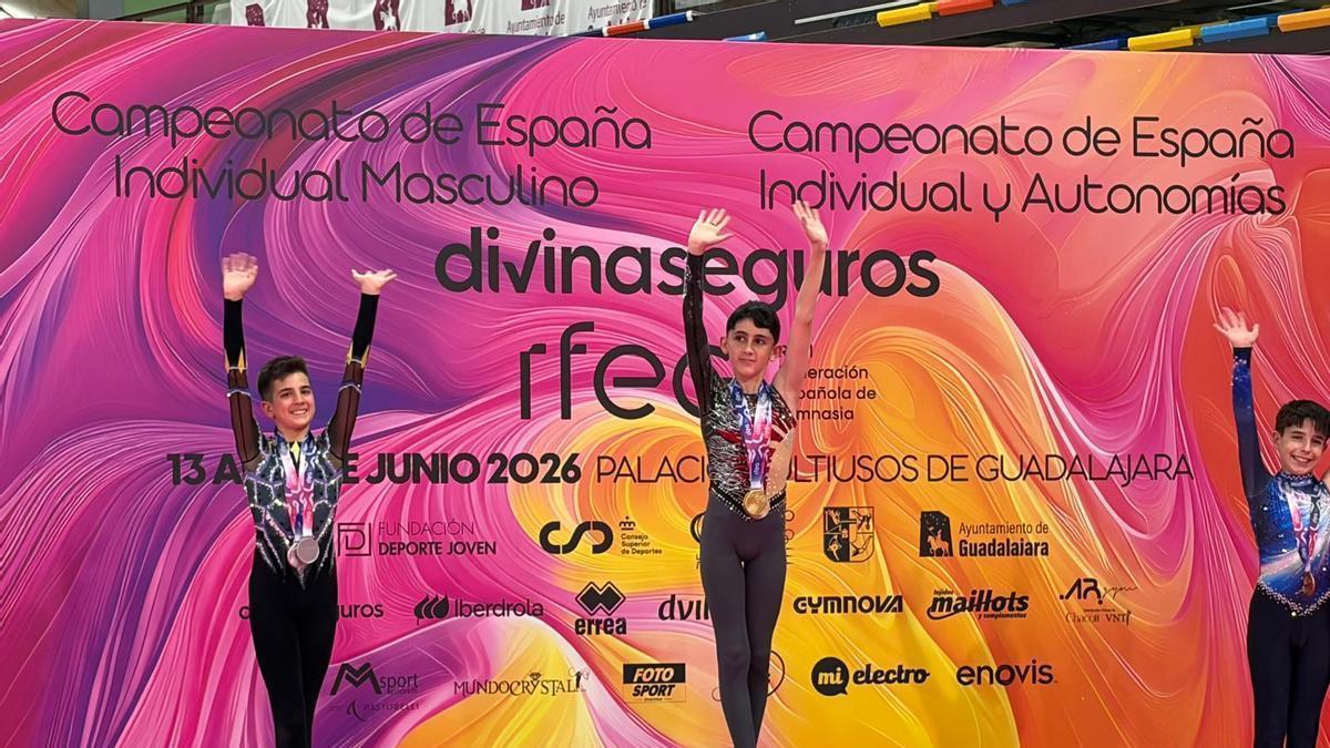 Gabriel Vigil con los otros medallistas.