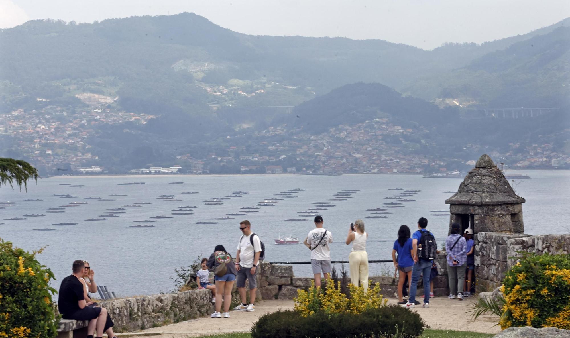 Marea de cruceristas en Vigo con la doble escala del «Independence of the Seas» y «MSC Virtuosa»