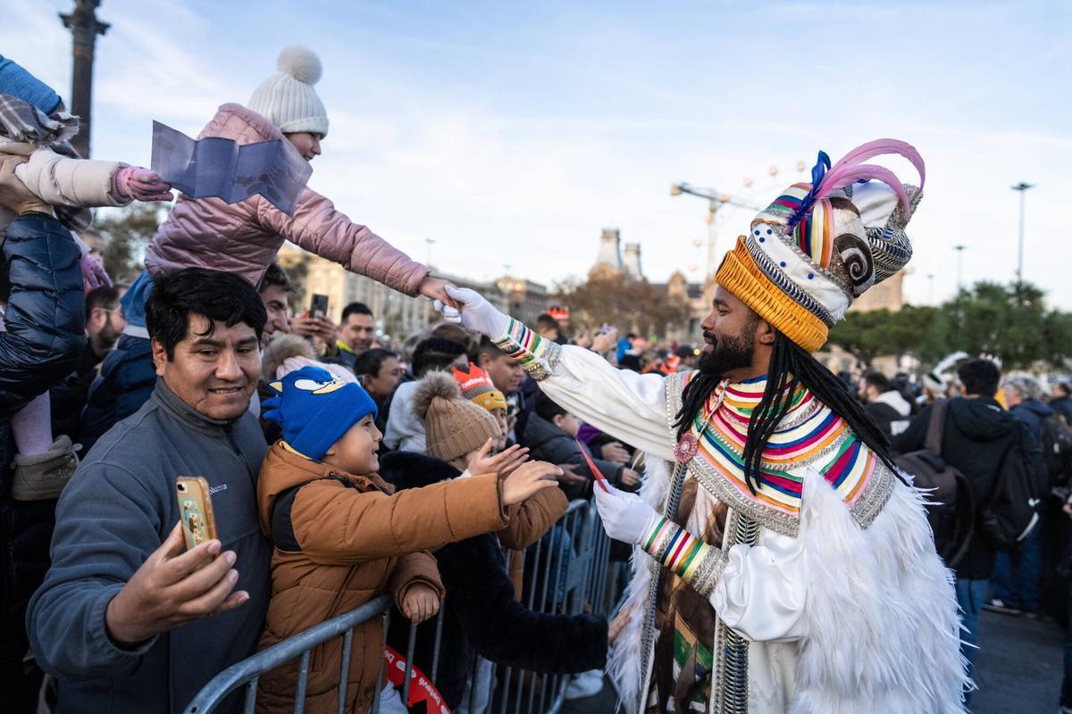 Miles de personas colman la costa de Barcelona para dar la bienvenida a los Reyes Magos