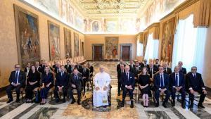 La junta de gobierno del Ecuestre, durante el encuentro con el papa León XIV.