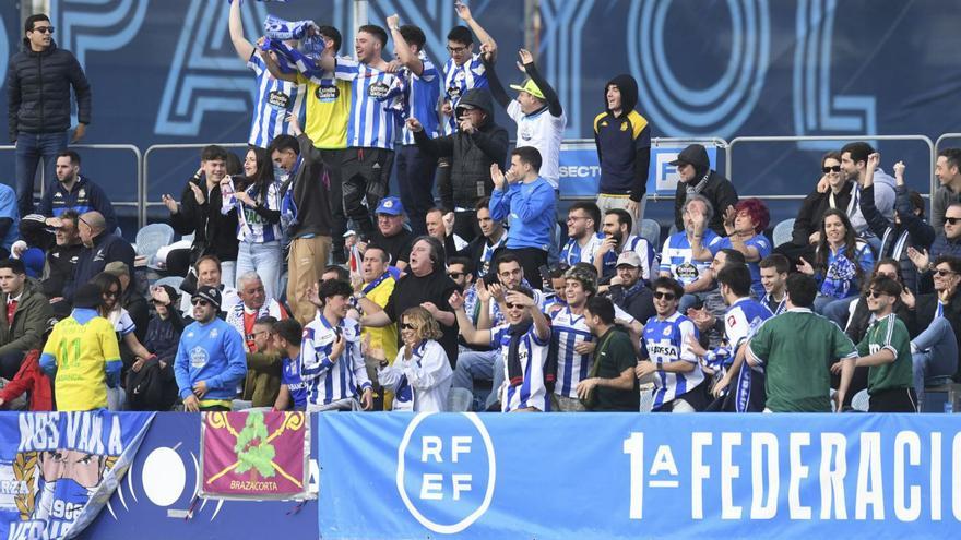 Aficionados del Deportivo presentes en la grada de la Ciudad Deportiva Dani Jarque. |  // LOF