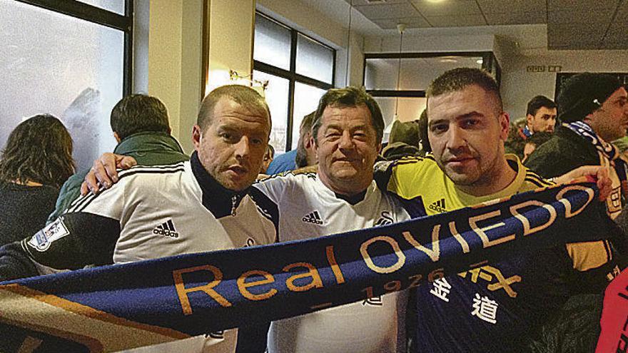 Neil y Kevin Phlippart, con un oviedista en el Café Tartiere.