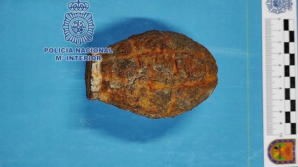 La granada de mano encontrada en Almayate.