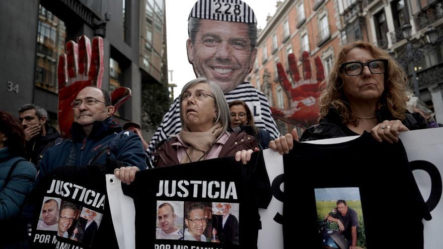 Los familiares de las víctimas de la dana protestan contra Mazón ante el Congreso