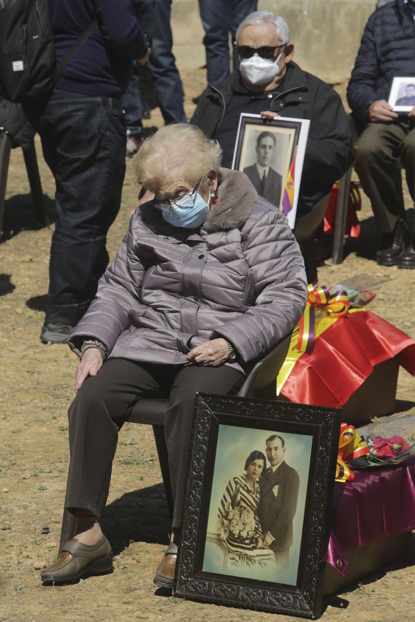 VLC  RECOGIDA DE RESTOS MORTALES DE LA FOSA 127 DEL CEMENTERIO DE PATERNA (2).jpg