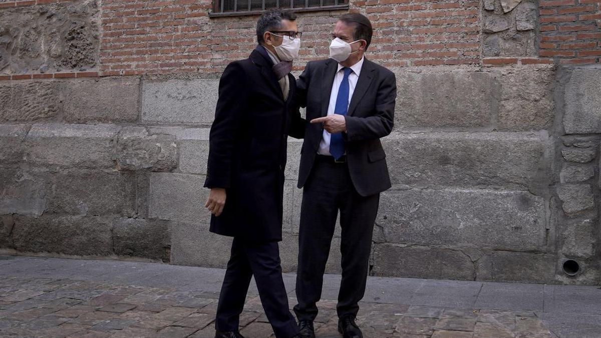 Félix Bolaños, ministro de Presidencia, entrega al presidente de la Federación Española de Municipios y Provincias, Abel Caballero, el listado de los bienes inmatriculados acordado con la Conferencia Episcopal Española.