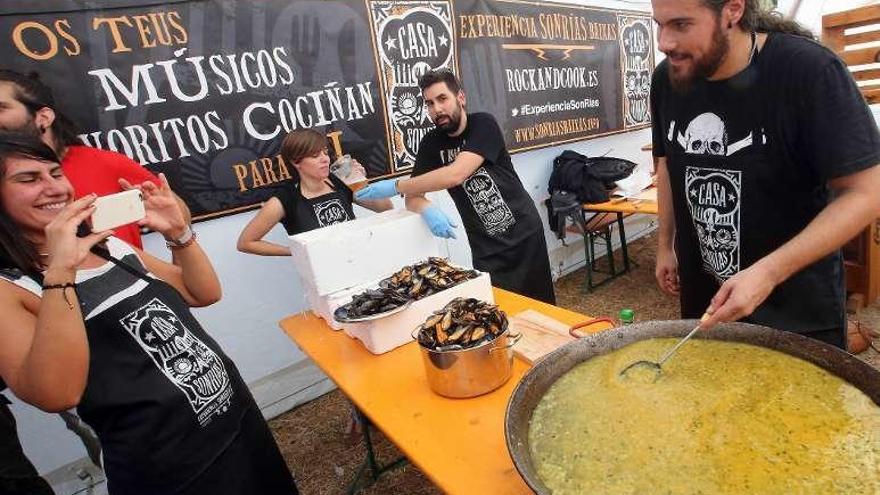 Músicos cocinando el año pasado en el SonRías Baixas. // Marta G.Brea