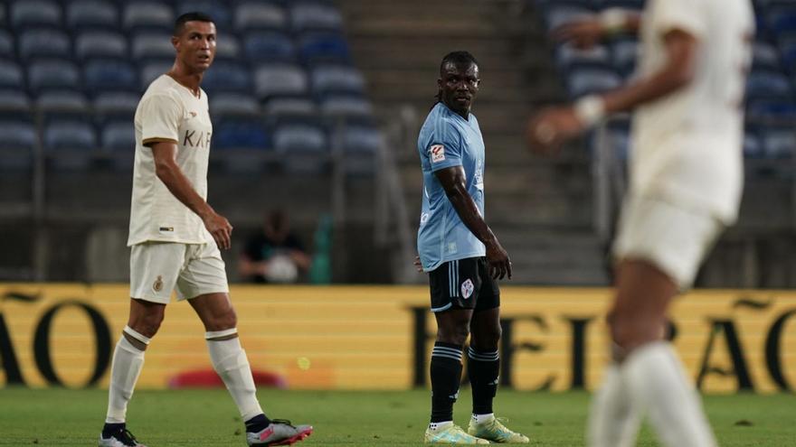 Joseph Aidoo observa a Cristiano Ronaldo durante el amistosocotnra el Al Nassr disputado ayer en el estadio del Algarve. // RCCV