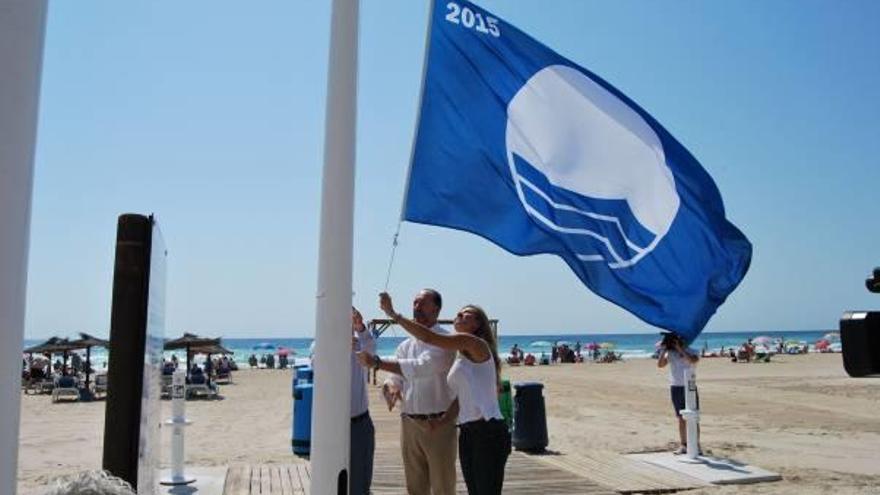 Las cinco «Q» de calidad de Orihuela ya ondean en las playas