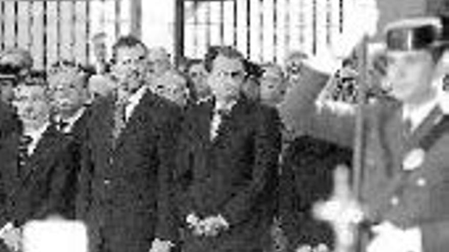Aznar evita saludar a la oposición en el funeral
