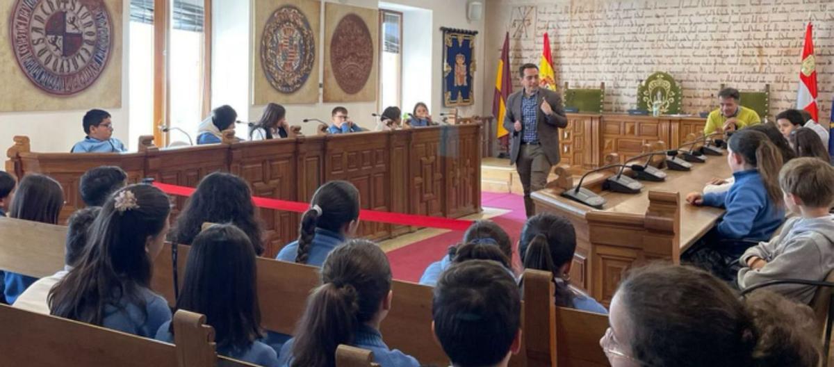 El alcalde de Benavente explica el funcionamiento del Ayuntamiento a escolares de San Vicente de Paúl. | E. P.