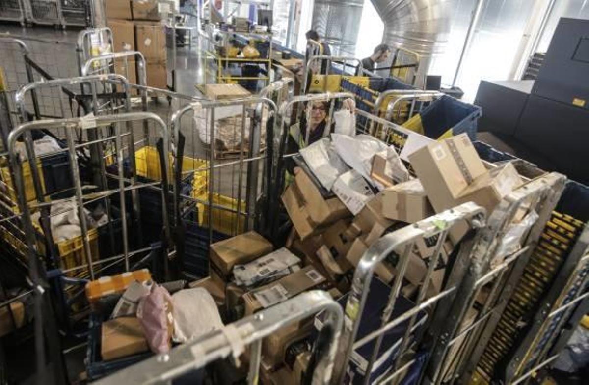 El centro de clasificación de Correos en Alicante refuerza plantilla en diez personas por turno.