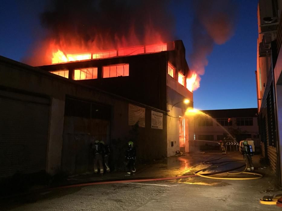 Incendio en una nave de la calle Benajama de Alicante