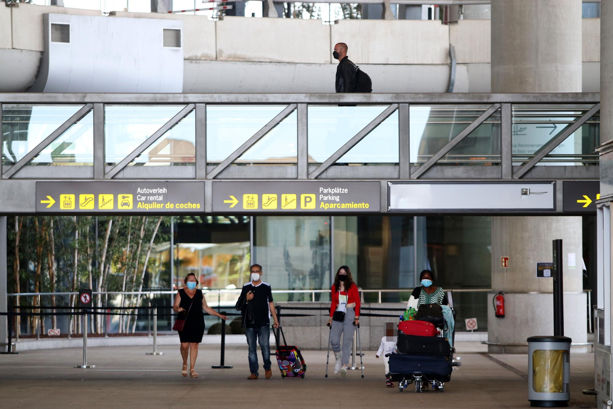 Turistas llegan al aeropuerto de Málaga el lunes 24 de mayo, tras relajarse las restricciones