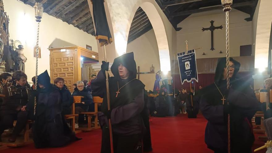 El pueblo de Zamora donde los penitentes van de rodillas: el "gran desconocido" de la Semana Santa
