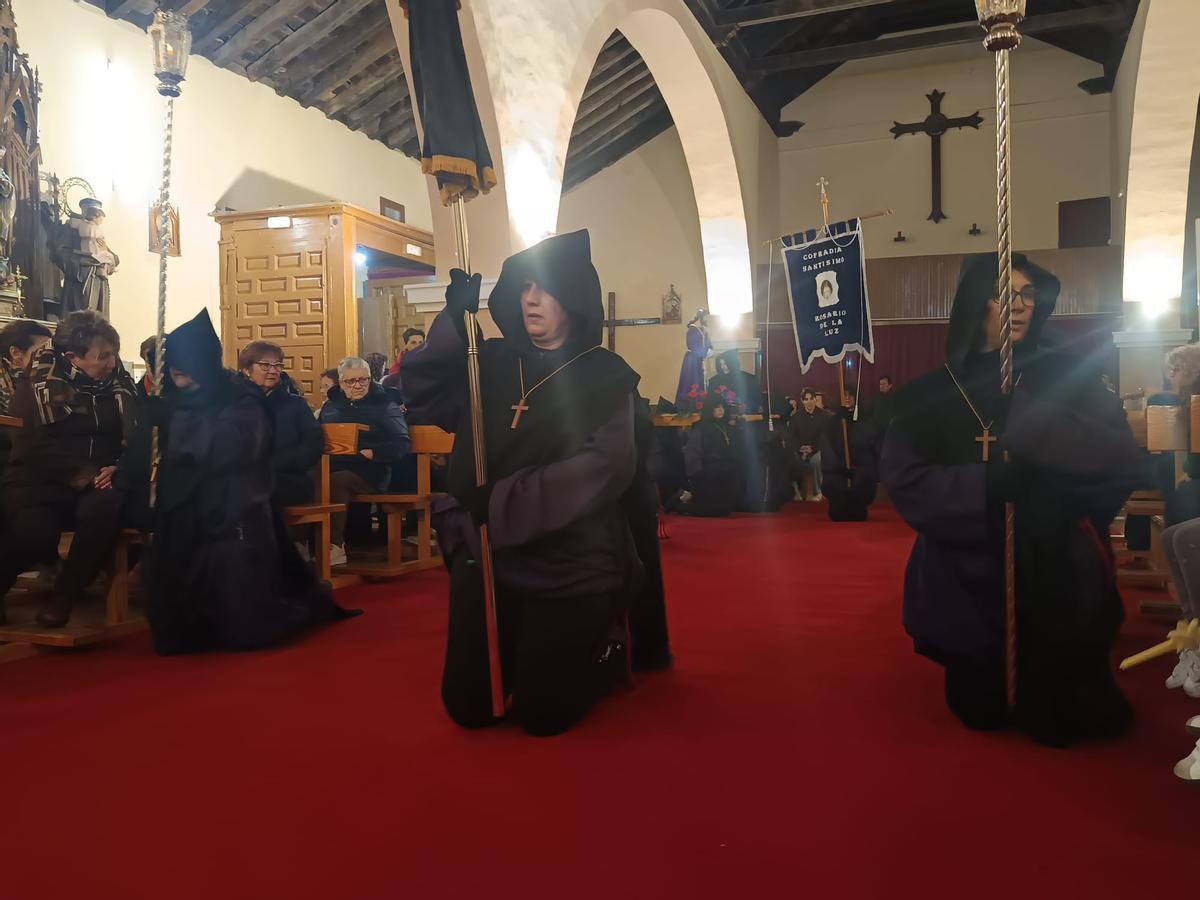 Penitentes de rodillas en el interior de la iglesia la pasada noche de Martes Santo.