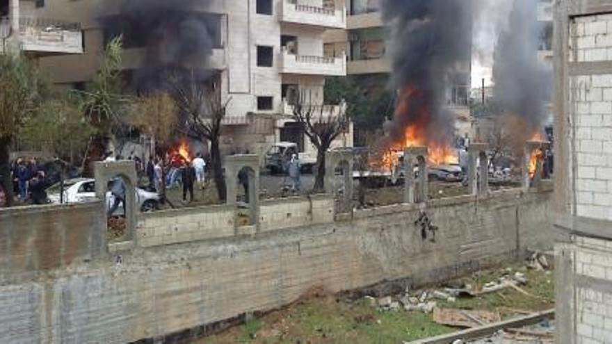 Diversos vehicles cremen després d&#039;una explosió a la ciutat siriana d&#039;Homs.