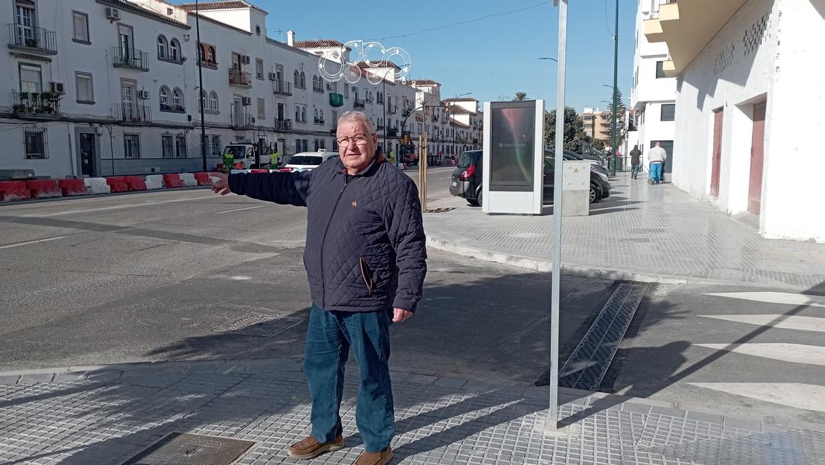 Francisco Moya, presidente vecinal de 'Torrijos' de Huelin, señala los nuevos aparcamientos de calle Princesa.