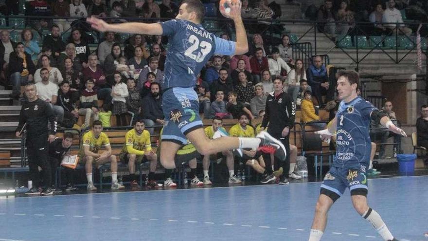 Adrián Menduiña culmina un contraaataque ante la mirada de Filip Vujovic, en el duelo de ayer ante el Guadalajara. // Santos Álvarez