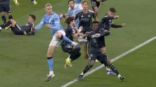 ¡El VAR no vio un penalti por mano a favor del City!