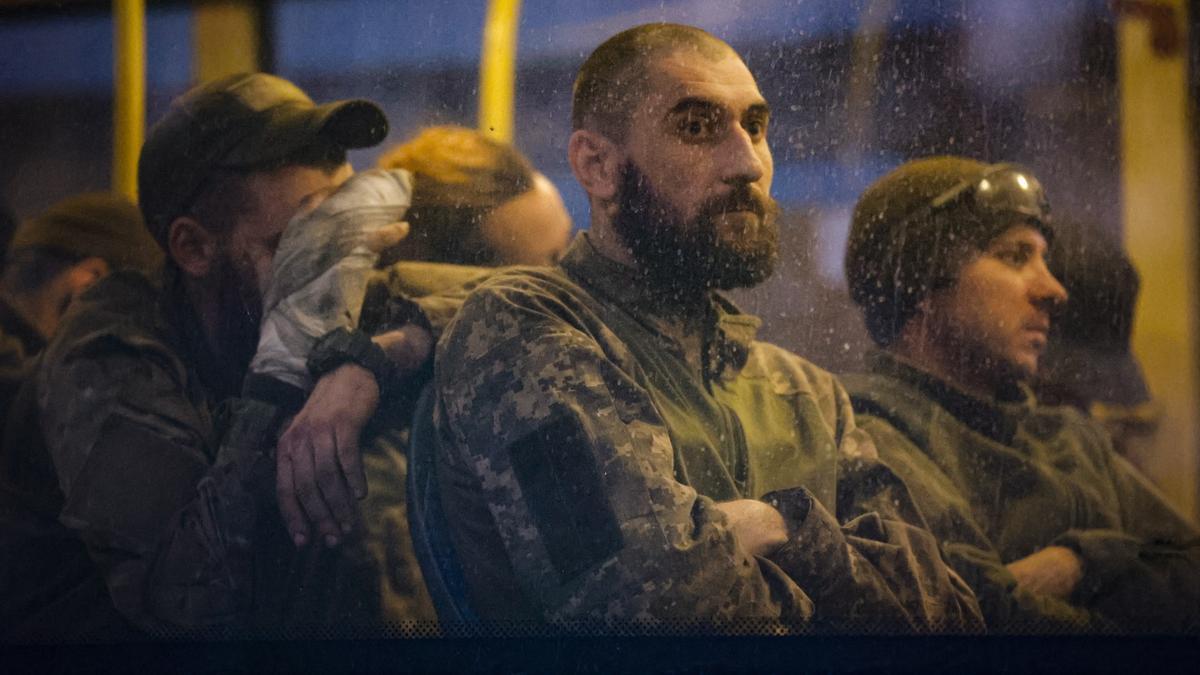 Soldados ucranianos heridos evacuados de Mariúpol.