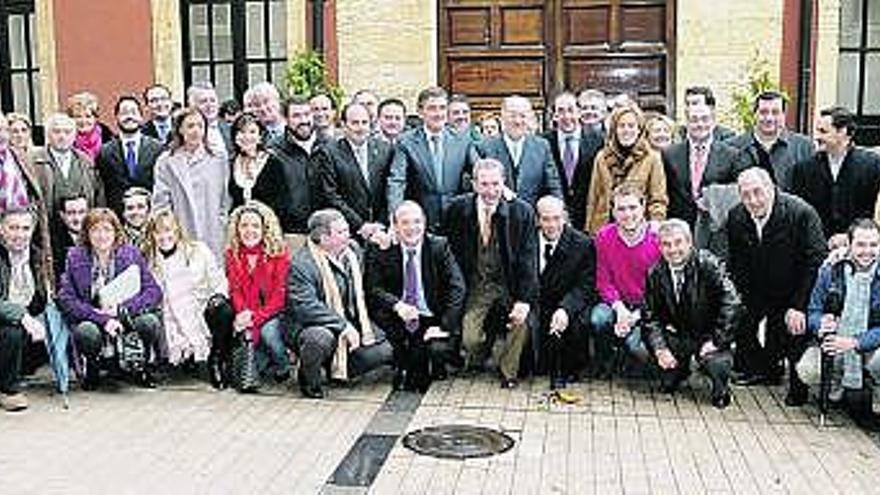 Miembros del comité ejecutivo regional del Partido Popular, ayer, en la plaza de Trascorrales de Oviedo. / jesús farpón