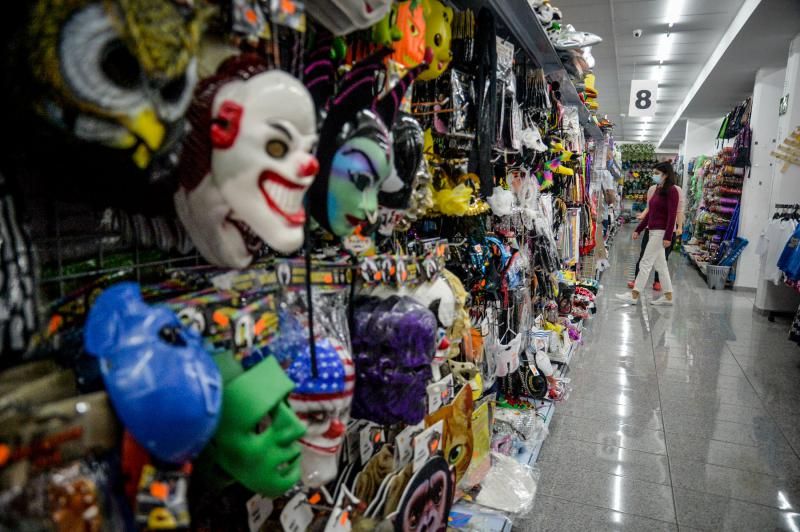 Los 'chinos' se llenan de accesorios de carnaval