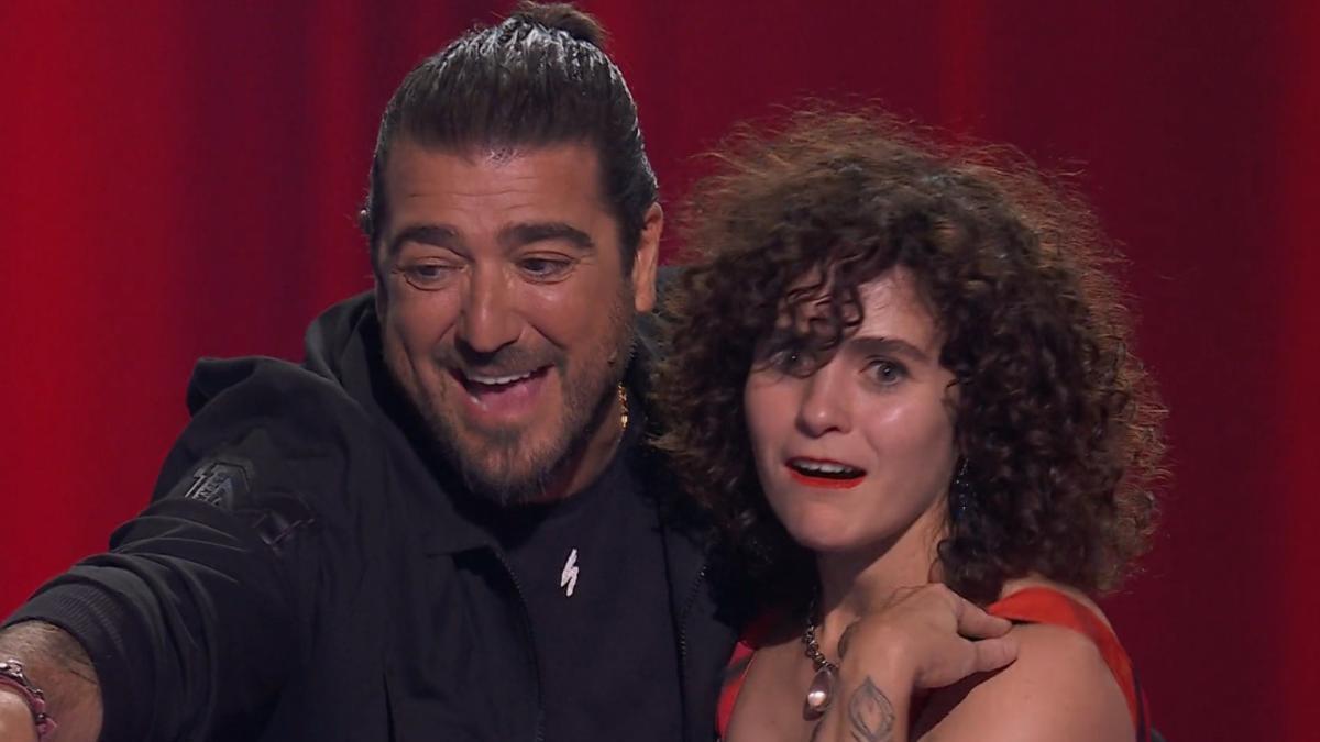 Antonio Orozco junto a una concursante de 'La Voz'.