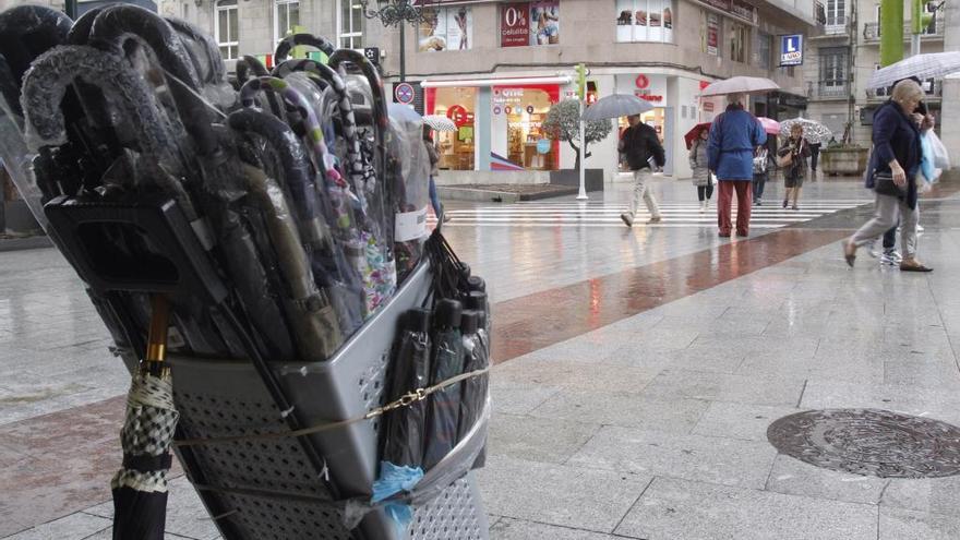 Paraguas a la venta en una calle de Vigo. // José Lores